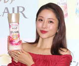 「石原さとみ、ママになっても美しさはそのまま。産後初の公の場に真紅ドレスまとい登場」の画像3