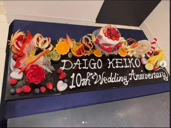 DAIGOが北川景子との結婚10周年をSNSで報告。家族4人のTシャツも