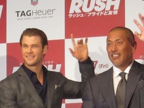 クリス・ヘムズワース、ささやか過ぎるプロポーズの様子を明かす。3児の母エルサ・パタキーは今も「考え中」