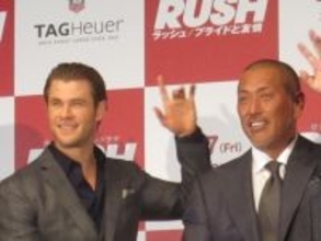 クリス・ヘムズワース、ささやか過ぎるプロポーズの様子を明かす。3児の母エルサ・パタキーは今も「考え中」