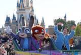「上戸彩、東京ディズニーランドにサプライズ登場！ 「ズートピア２」のニック＆ジュディとあいさつ」の画像1