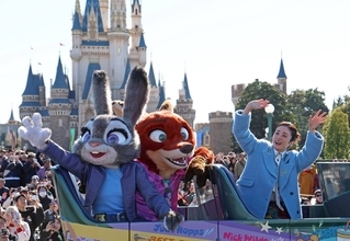 上戸彩、東京ディズニーランドにサプライズ登場！ 「ズートピア２」のニック＆ジュディとあいさつ