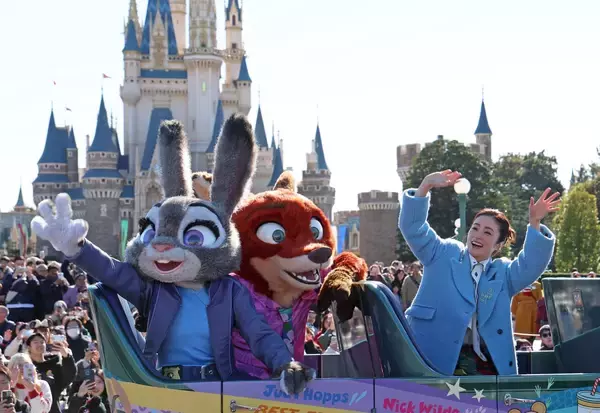 上戸彩、東京ディズニーランドにサプライズ登場！ 「ズートピア２」のニック＆ジュディとあいさつ
