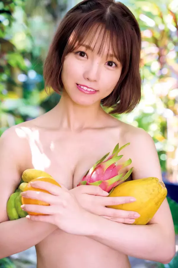 「AKB48髙橋彩音が1st写真集発売！「右乳をバナナとオレンジ、左乳を…」大胆すぎる、その中身」の画像