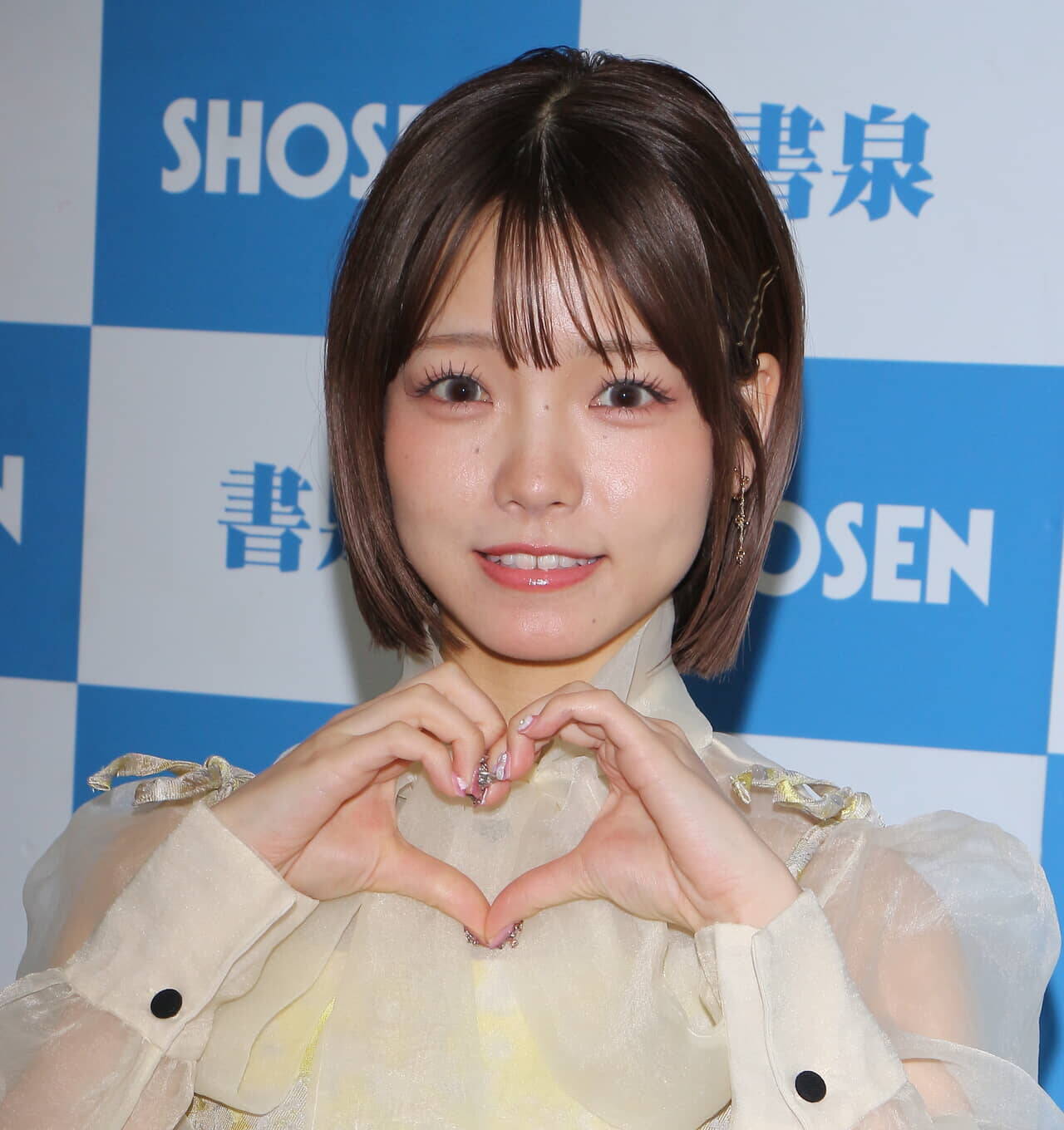 AKB48髙橋彩音が1st写真集発売！「右乳をバナナとオレンジ、左乳を…」大胆すぎる、その中身