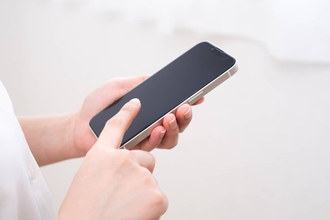 スマホの見すぎで10人に1人が「人生の決定的瞬間」を見逃す…イギリスの調査で判明