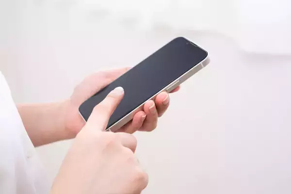 スマホの見すぎで10人に1人が「人生の決定的瞬間」を見逃す…イギリスの調査で判明