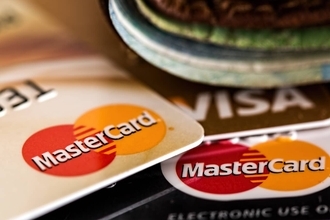 【新展開】ついにVisa・Mastercardに警告書！マンガやゲーム燃やす「金融検閲」問題、アメリカで動き
