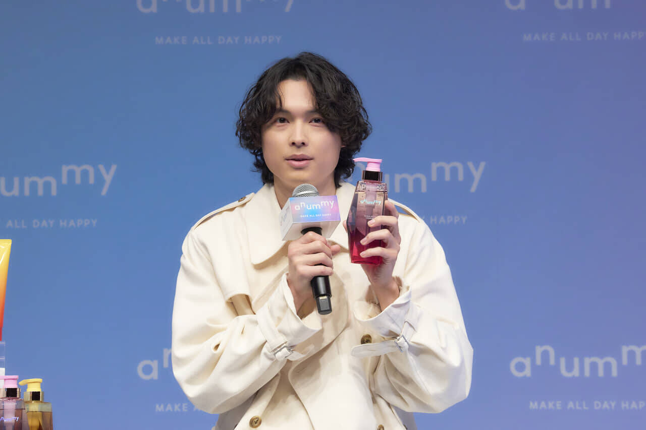 松村北斗が新CMで“うるつよ”美髪に感動。「髪をきれいにする工程に感動するのかも…」
