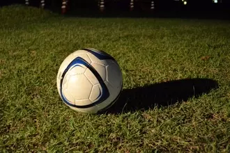 セクシー女優がサッカー選手に珍取引。セーブ数の「情熱的な夜」を約束