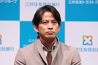 岡田准一、人体模型にハマる。「骨から学んでいます。筋肉ではなく腱で動いています」