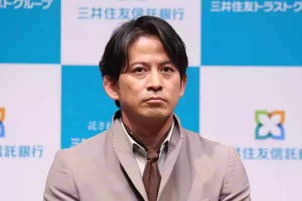 岡田准一、人体模型にハマる。「骨から学んでいます。筋肉ではなく腱で動いています」