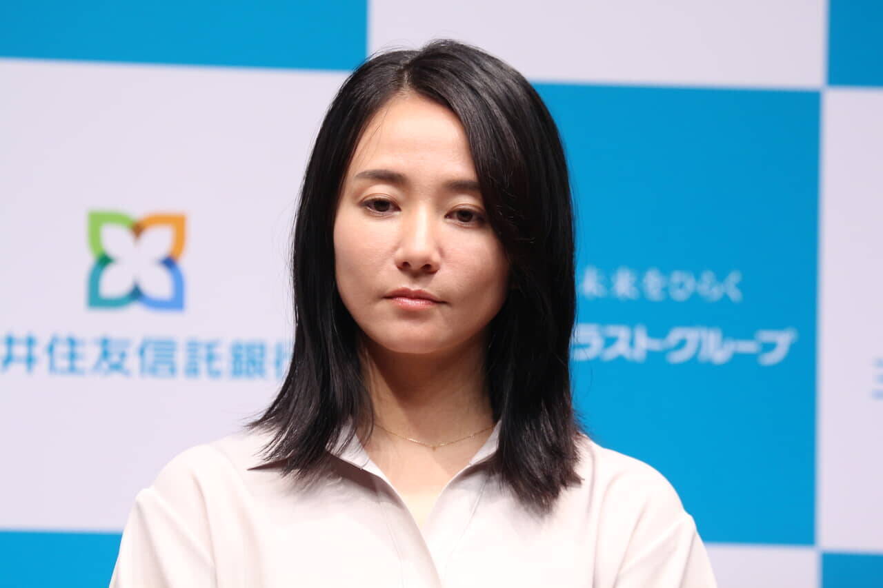 岡田准一、人体模型にハマる。「骨から学んでいます。筋肉ではなく腱で動いています」
