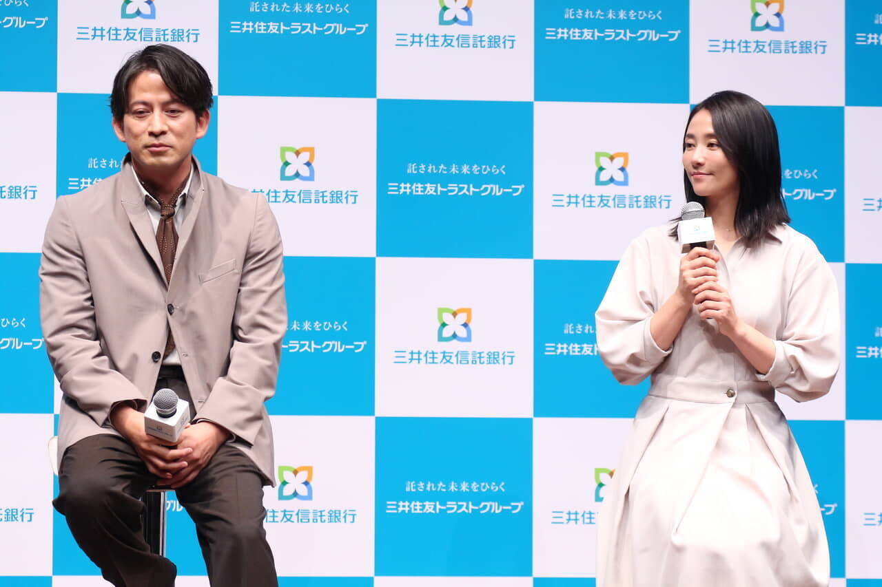 岡田准一、人体模型にハマる。「骨から学んでいます。筋肉ではなく腱で動いています」