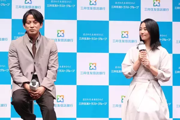 「岡田准一、人体模型にハマる。「骨から学んでいます。筋肉ではなく腱で動いています」」の画像