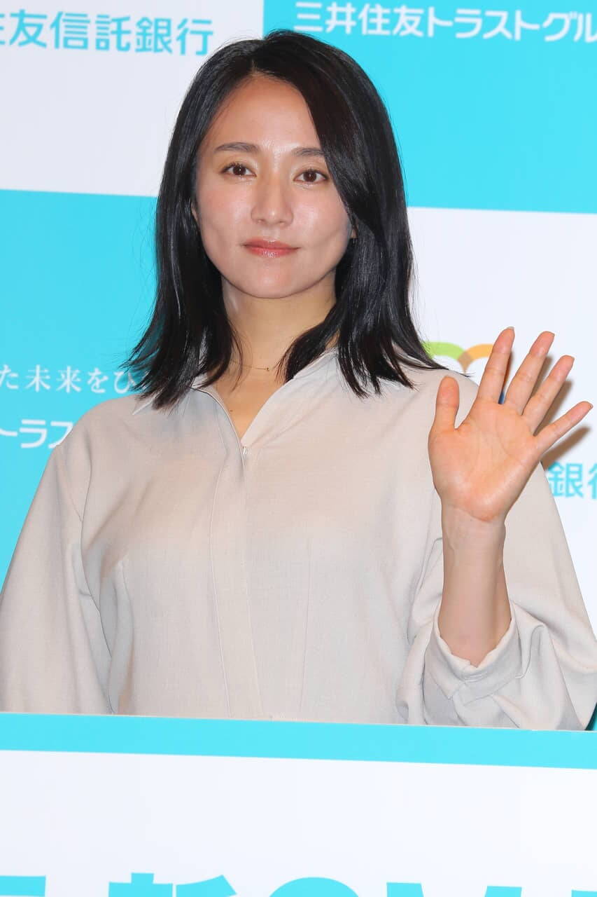 岡田准一、人体模型にハマる。「骨から学んでいます。筋肉ではなく腱で動いています」