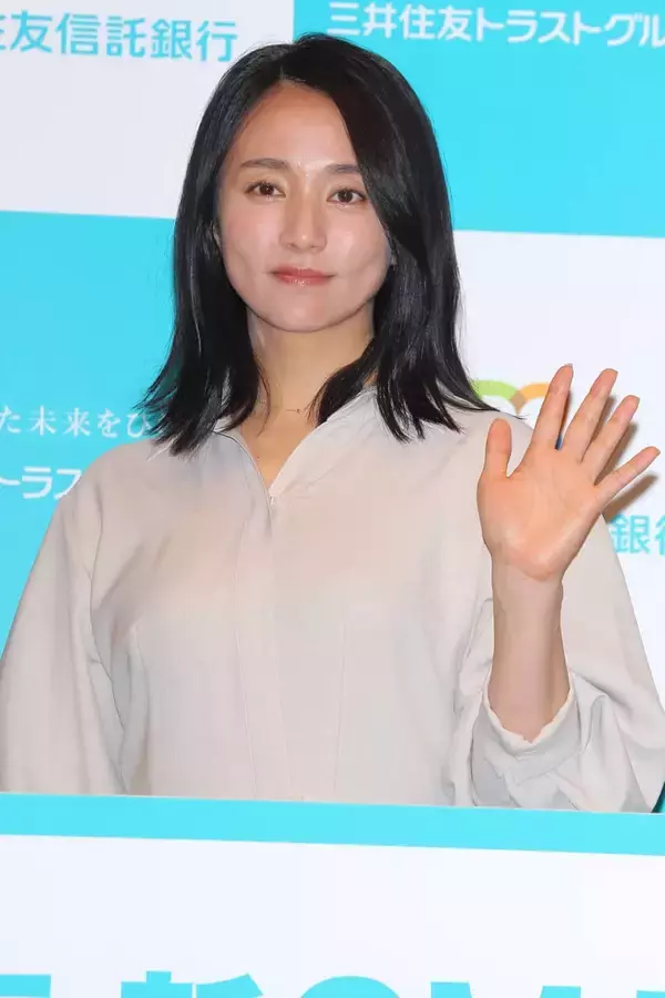 「岡田准一、人体模型にハマる。「骨から学んでいます。筋肉ではなく腱で動いています」」の画像