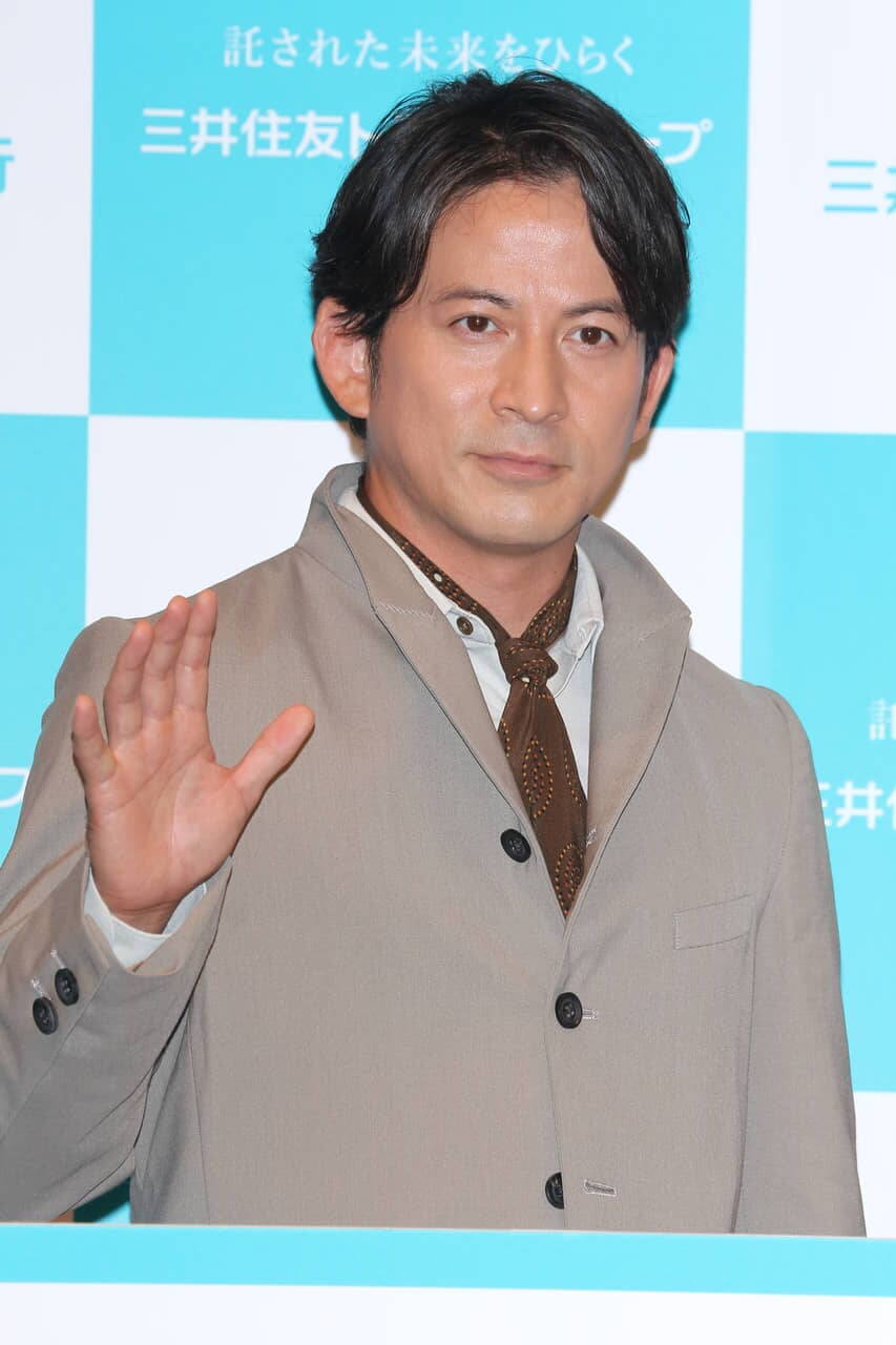 岡田准一、人体模型にハマる。「骨から学んでいます。筋肉ではなく腱で動いています」