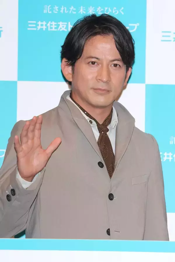 「岡田准一、人体模型にハマる。「骨から学んでいます。筋肉ではなく腱で動いています」」の画像