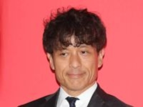 日本サッカー協会会長、W杯“生”トロフィーに「こんな近くで見るのは初めて」少年のようなコメント