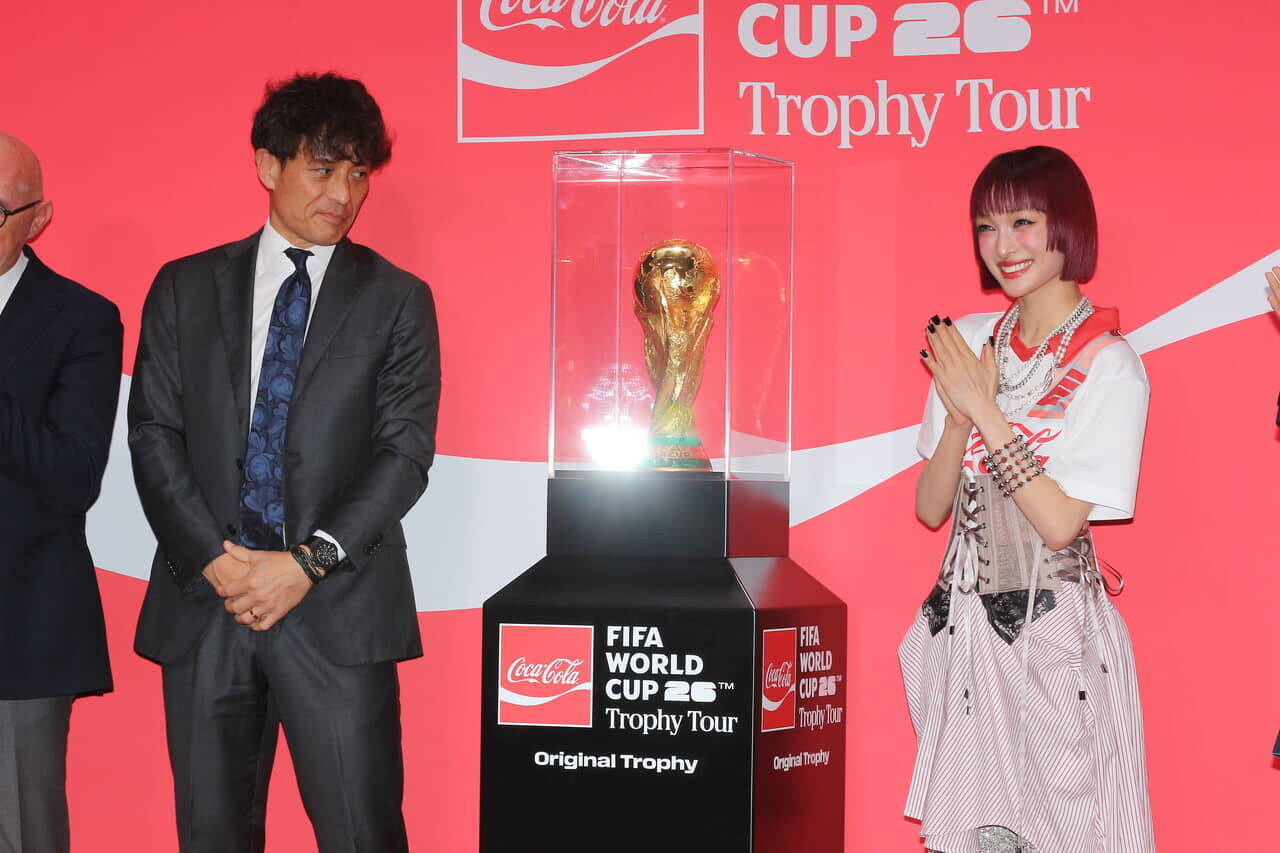 日本サッカー協会会長、W杯“生”トロフィーに「こんな近くで見るのは初めて」少年のようなコメント