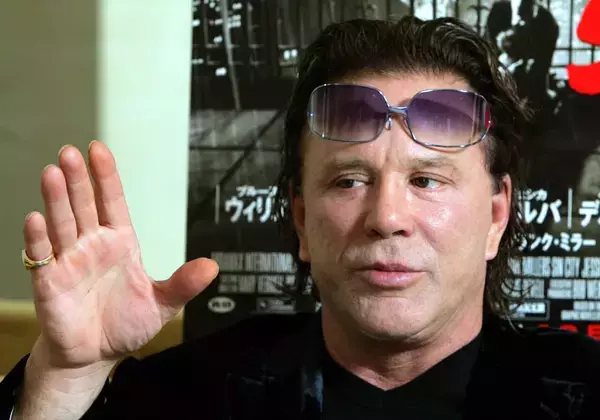 「猫パンチ」のミッキー・ローク、家賃滞納で立ち退き危機！