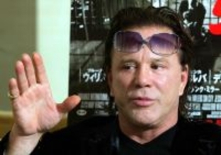 「猫パンチ」のミッキー・ローク、家賃滞納で立ち退き危機！