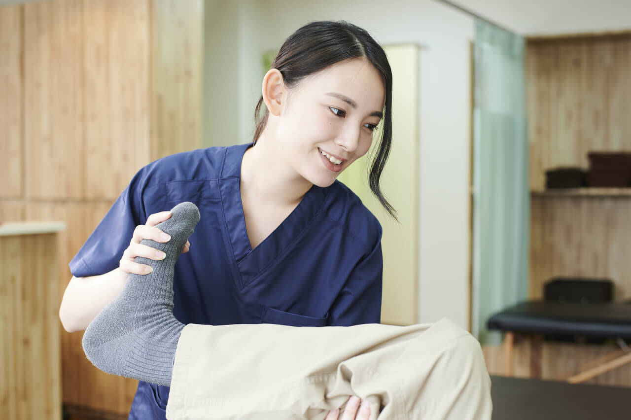 【脳梗塞の出版局長】半身不随から復活できるのか!?  歴史的酷暑とは無縁の快適リハビリ生活。とはいえ〝立って歩くこと〟が大困難の巻【真柄弘継】連載第4回