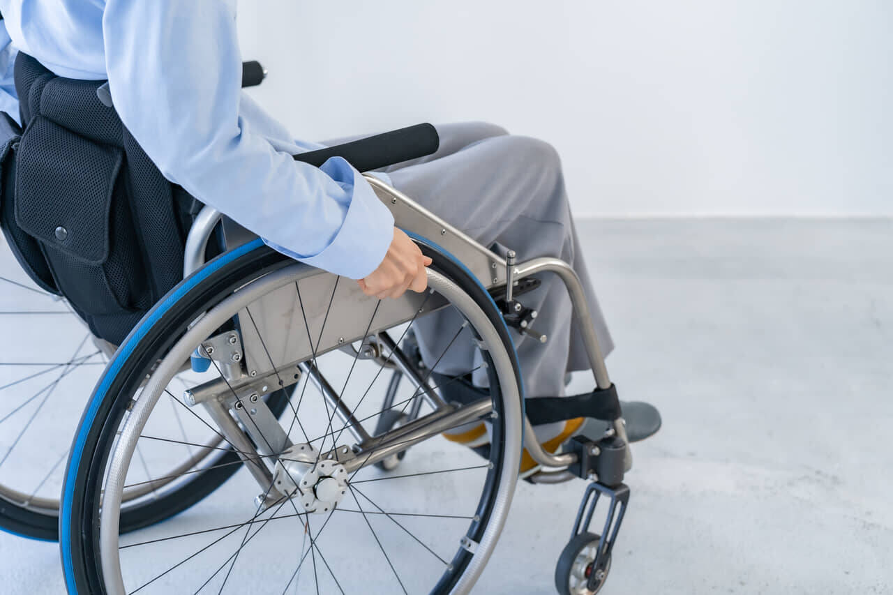 【脳梗塞の出版局長】半身不随から復活できるのか!?  歴史的酷暑とは無縁の快適リハビリ生活。とはいえ〝立って歩くこと〟が大困難の巻【真柄弘継】連載第4回