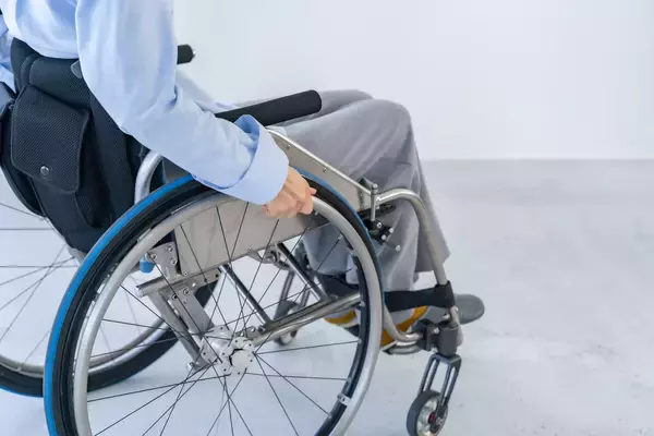 「【脳梗塞の出版局長】半身不随から復活できるのか!?  歴史的酷暑とは無縁の快適リハビリ生活。とはいえ〝立って歩くこと〟が大困難の巻【真柄弘継】連載第4回」の画像