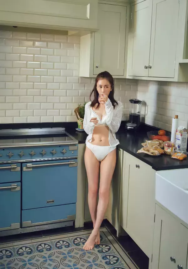 「【3/2更新】Amazon1位！前田敦子、ラスト写真集『Beste』から中面カットをチラ見せ」の画像