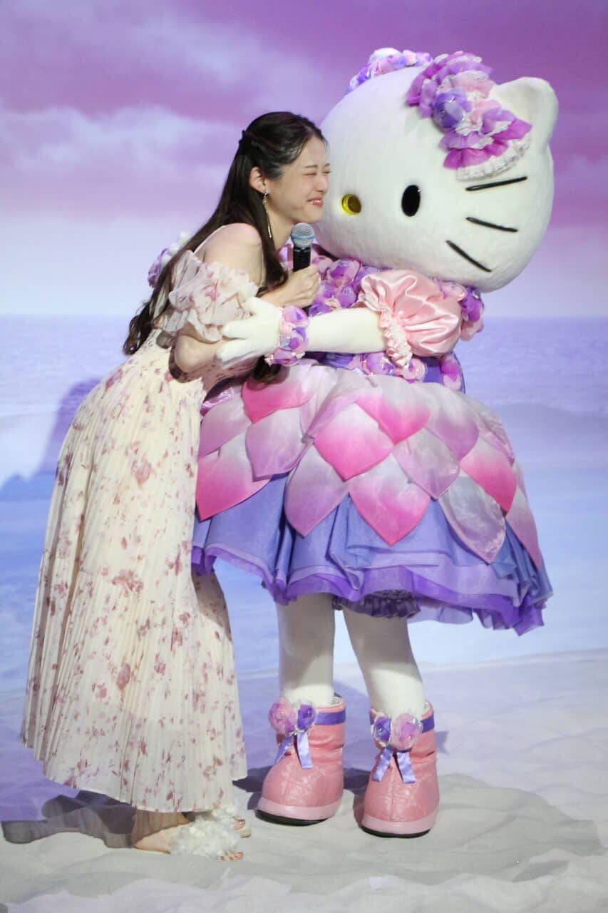 松村沙友理「もしかして運命共同体かも！？」 “りんご”つながりのハローキティがサプライズ登場