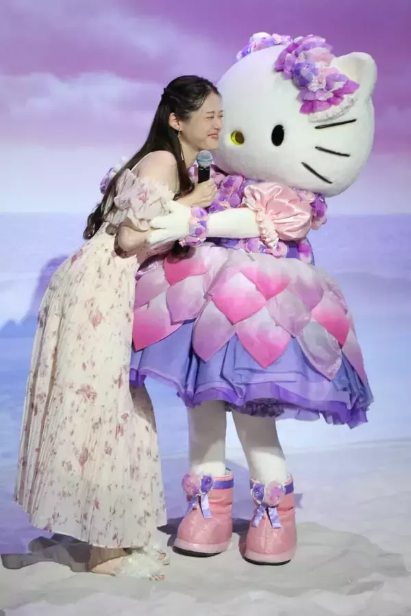 「松村沙友理「もしかして運命共同体かも！？」 “りんご”つながりのハローキティがサプライズ登場」の画像