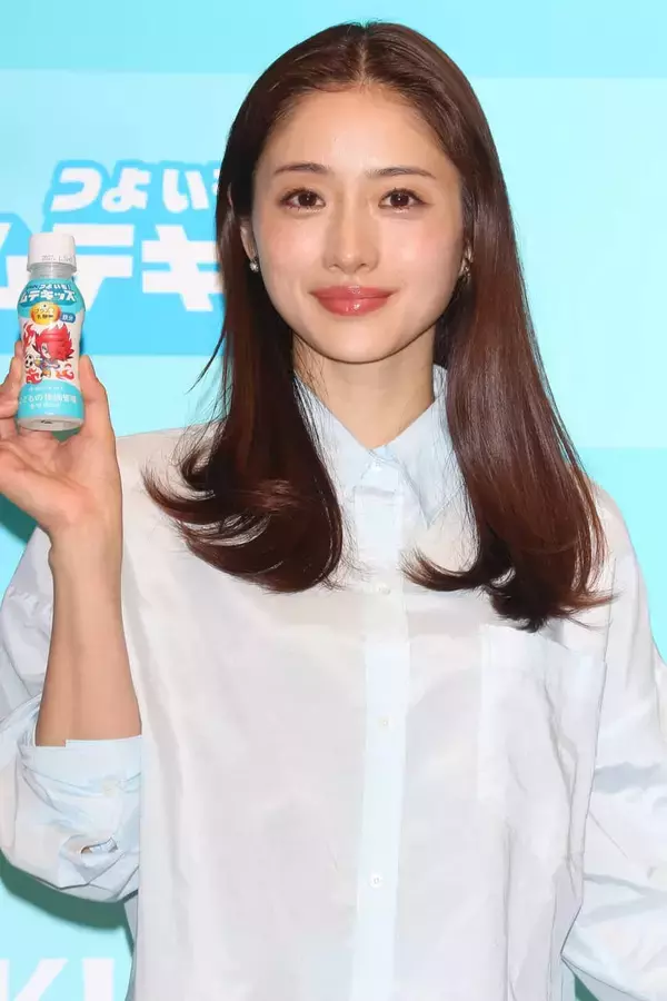「「子どもと見つめ合って…」石原さとみが実践する、子育て“たった一つのルール”」の画像
