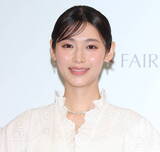 「白石聖、パワフルな筆さばき！「フェアルーセント」の新CM発表会で書道の腕前披露」の画像1