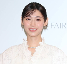 白石聖、パワフルな筆さばき！「フェアルーセント」の新CM発表会で書道の腕前披露