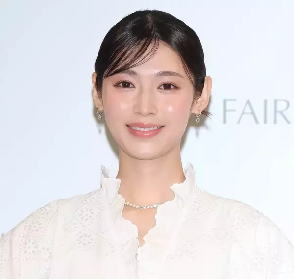 白石聖、パワフルな筆さばき！「フェアルーセント」の新CM発表会で書道の腕前披露