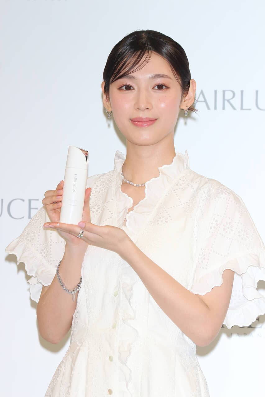 白石聖、パワフルな筆さばき！「フェアルーセント」の新CM発表会で書道の腕前披露
