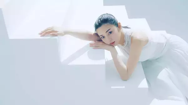 「バレエ女子だった池田エライザ、小学生でお化粧「初めて顔につけてもらった化粧品は…」」の画像