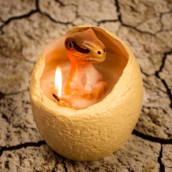 溶けると恐竜の赤ちゃんが誕生 ヴェロキラプトルの卵キャンドルが日本上陸 17年5月31日 エキサイトニュース