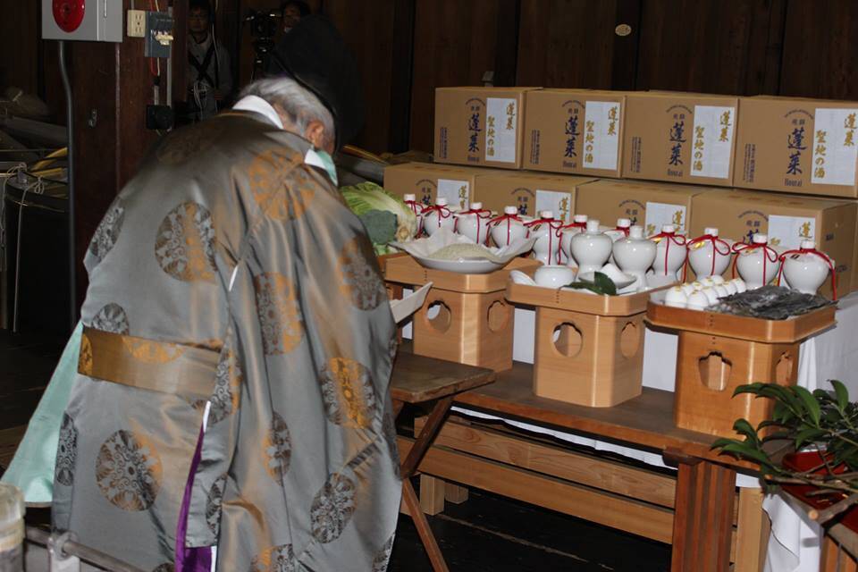 君の名は の口噛み酒風 飛騨市の酒蔵から気多若宮神社で祈祷した 聖地の酒 が登場 16年11月2日 エキサイトニュース