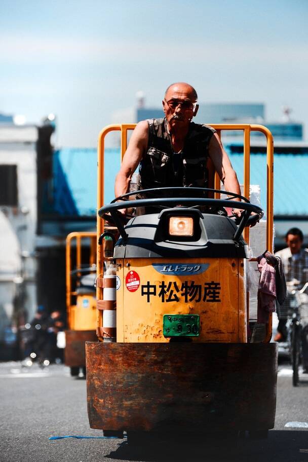 主役はターレーを乗り回すオヤジ 築地で働く男たちの写真集が渋いと話題に 17年9月4日 エキサイトニュース