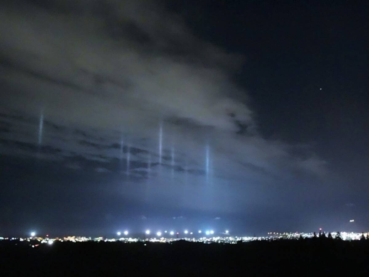 幻想的な 漁火光柱 函館の夜空を光の柱が彩る 16年11月25日 エキサイトニュース