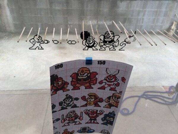 網戸をキャンバスにしたドット絵アート 網戸ット に反響 100均アイテムで ロックマン や Ff3 のドット絵再現 17年3月17日 エキサイトニュース