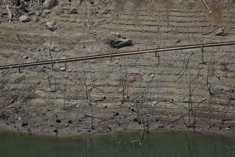 湖底に沈んだ町の橋や標識 過去最低の貯水率を記録した 宮ヶ瀬湖 に荒廃した光景が広がる 17年8月25日 エキサイトニュース