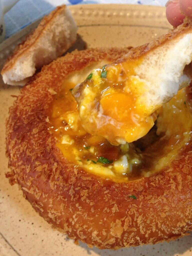 市販のカレーパンが一手間で大変身！卵とチーズだけでできるアレンジレシピが美味しそうと話題に