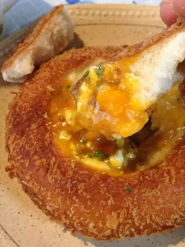 「市販のカレーパンが一手間で大変身！卵とチーズだけでできるアレンジレシピが美味しそうと話題に」の画像