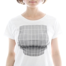 錯視で胸を大きく魅せるTシャツ爆誕！格子模様を胸いっぱいに膨らませボリューム感を演出