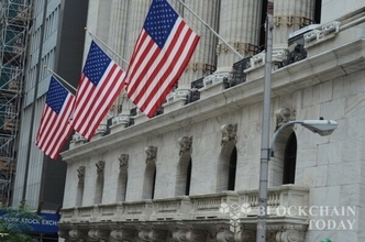 米上院銀行委員長「来年上半期に『仮想通貨市場構造法案』の署名を受ける」