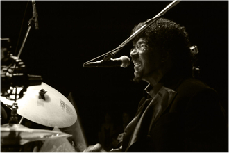 追悼ジェームズ・ギャドソン（RIP James Gadson）――永井“ホトケ”隆×沼澤尚×中條卓×KOTEZ＝ブルーズ・ザ・ブッチャーとのライヴ・アルバムから、ギャドソンがリード・ヴォーカルを執る2曲を7インチ・シングル・カット！